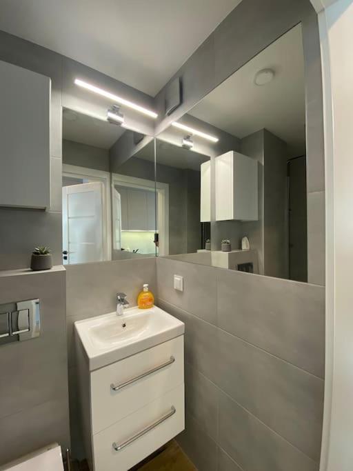 New Apartment With Magnificent View Varsavia Esterno foto